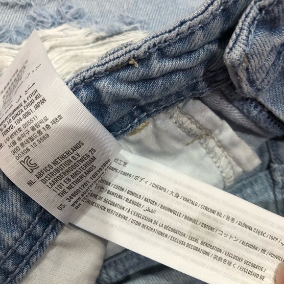 Hollister High Rise Distressed Button Fly Mom Denim Shorts Light Wash Size 3 - Picture 8 of 8